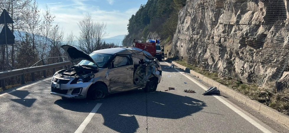 Schianto sulla statale: quattro i feriti trasportati in ospedale e tre auto coinvolte